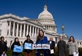 米首都ワシントンの連邦議会議事堂前で、性的少数者（LGBTなど）の権利を訴えるトランスジェンダーのフィールドホッケー高校生選手、レベッカ・ブリーズホフさん（中央、2023年3月8日撮影）。(c)OLIVIER DOULIERY / AFP
