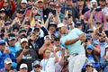 男子ゴルフ米国ツアーのメジャー第3戦、第121回全米オープン選手権最終日。18番でショットを打つブルックス・ケプカ（2021年6月20日撮影）。(c)Sean M. Haffey/Getty Images/ AFP