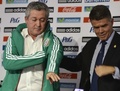 サッカーメキシコ代表の新監督に就任し、記者会見後にチームディレクターのエクトール・ゴンザレス・イニャリトゥ（Hector Gonzalez Inarritu、右）からジャージーを受け取るビクトル・ブセティッチ（Victor Vucetich）氏（2012年9月12日撮影）。(c)AFP/OMAR TORRES