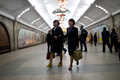北朝鮮の首都・平壌（Pyongyang）市、平壌地下鉄の復興（Puhung）駅を歩く通勤客。平壌地下鉄は故金日成（キム・イルソン、Kim Il-Sung）体制下の1969～1972年に開通。地下110メートル付近を走り、世界で最も地中深くにある地下鉄とされる。15日は、故金日成主席の生誕100年にあたる（2012年4月14日撮影）。(c)AFP/Ed Jones