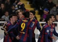 サッカー欧州チャンピオンズリーグ2014-15（UEFA Champions League 2014-15）グループF第5節、アポエル・ニコシア（APOEL Nicosia）対FCバルセロナ（FC Barcelona）。チームメートとゴールを喜ぶFCバルセロナのリオネル・メッシ（Lionel Messi、左、2014年11月25日撮影）。(c)AFP/THOMAS COEX