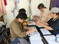 チャイナフェスティバル２０２４札幌で書道を体験する来場者（2024年9月1日撮影）。(c)Xinhua News
