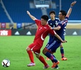 サッカー東アジアカップ、北朝鮮対日本。北朝鮮のリ・ヒョクチョル（左）とボールを競る槙野智章（2015年8月2日撮影）。(c)AFP/WANG ZHAO