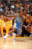 ロサンゼルス・レイカーズ戦でコービー・ブライアント（%%Kobe Bryant%%）のディフェンスに対しドリブル突破を仕掛けるデンバー・ナゲッツのJ・R・スミス（%%J.R. Smith%%、中央）。（2008年11月21日撮影）(c)AFP/Getty Images/NBAE/Andrew D. Bernstein