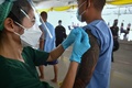 タイのチョンブリ中央刑務所で新型コロナウイルスのワクチン接種を受ける受刑者（2021年6月25日撮影）。(c)Lillian SUWANRUMPHA / AFP