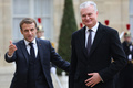 仏パリのエリゼ宮（大統領府）でリトアニアのギタナス・ナウセーダ大統領（右）を迎えるエマニュエル・マクロン大統領（2021年11月30日撮影）。(c)Thomas COEX / AFP