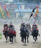 福島県の伝統祭り「相馬野馬追」は29日に2日目を迎え、東日本大震災の影響で前年は見送られていた主行事の甲冑（かっちゅう）競馬と神旗争奪戦が南相馬市で行われた。1000年にわたり続く祭りにはこの日、数万人が訪れ、約400騎が繰り広げる勇壮な伝統行事を楽しんだ。

写真は甲冑競馬で競り合う騎馬武者たち（2012年7月29日撮影）。(c)AFP/Toru YAMANAKA