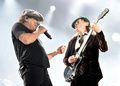 米ロサンゼルスで公演する豪ロックバンド「AC/DC」のボーカル、ブライアン・ジョンソン（左）とギタリストのアンガス・ヤング（2015年9月27日撮影）。(c)AFP/GETTY IMAGES/KEVIN WINTER