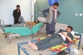 アフガニスタン南東部パクティア州ガルデーズの病院で、警察訓練施設で発生した自爆攻撃によるけがの治療を受ける男性ら（2017年10月17日撮影）。(c)AFP/FARID ZAHIR