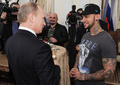 ロシア・モスクワでウラジーミル・プーチン大統領（左）と言葉を交わすラッパーのティマティ（2012年3月5日撮影）。(c)ALEXEY DRUZHININ / RIA NOVOSTI / AFP