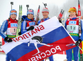 バイアスロンW杯2008-09第3戦女子4x6キロメートルリレーを制し、国旗を広げ歓喜するロシアの（左から）アルビナ・アハトワ（%%Albina Akhatova%%）、%%Svetlana Sleptsova%%）、エカテリーナ・ユーリエワ（%%Ekaterina Iourieva%%）、%%Anna Boulygina%%。（2008年12月21日撮影）(c)AFP/JOE KLAMAR