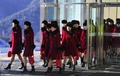韓国・麟蹄の五輪施設に到着した北朝鮮の応援団員ら（2018年2月7日撮影）。(c) AFP PHOTO / JUNG Yeon-Je