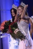 ベネズエラの首都カラカス（Caracas）で開かれたミス・ベネズエラ・コンテストで優勝したミグベリス・カステジャノス（Migbelis Castellanos）さん（右、2013年10月10日撮影）。(c)AFP/JUAN BARRETO