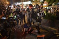 香港・旺角の警察署近くでデモ参加者を取り押さえる警官（2019年10月7日撮影）。(c)Nicolas ASFOURI / AFP