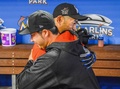 17MLB、ピッツバーグ・パイレーツ対マイアミ・マーリンズ。ダッグアウトで田澤純一に祝福されるマイアミ・マーリンズのイチロー（2017年4月30日撮影）。(c)AFP/Getty Images/Mark Brown