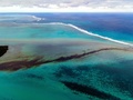 モーリシャスの上空から撮影した、貨物船わかしおから漏出した燃料が広がる海面（2020年8月6日撮影）。(c)AFP