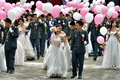 台湾・桃園市の陸軍基地で、合同結婚式に参加するカップル（2020年10月30日撮影）。(c)Sam Yeh / AFP