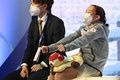 フィギュアスケート四大陸選手権、女子シングル・ショートプログラム（SP）。演技を終えて得点を待つ三原舞依（右、2022年1月20日撮影）。(c)Daniel MIHAILESCU / AFP