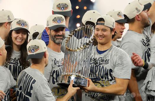 黄金時代」、ドジャースのWS連覇に列島沸く 写真5枚 国際ニュース