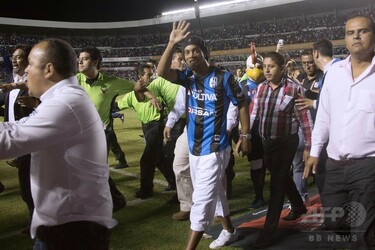 ロナウジーニョ、メキシコデビュー戦でPK失敗 写真1枚 国際ニュース