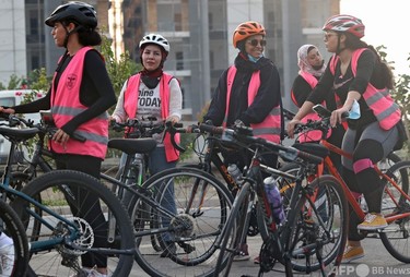 勇気が要る」けど自転車に乗る 偏見に挑むサウジの女性たち 写真14枚
