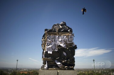 白人支配の象徴セシル・ローズの銅像に人糞、南ア 写真6枚 国際