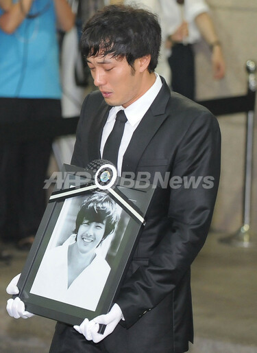 パク・ヨンハさん出棺、日本人ファンも号泣 写真19枚 国際ニュース