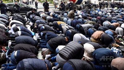 イスラム教徒が路上で抗議の集団礼拝、無許可礼拝所を閉鎖され 仏