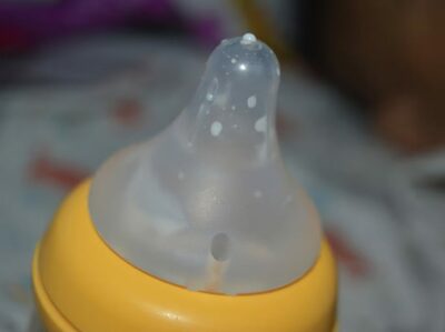 哺乳瓶をくわえさせたまま外出…韓国・生後7カ月、5時間後に窒息死、母親に有罪判決