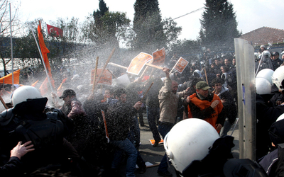 世界水フォーラム、デモ隊が機動隊と衝突