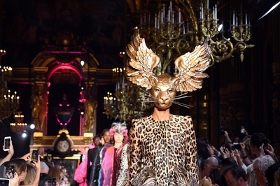 動物がモチーフ、「スキャパレリ」18/19年秋冬パリ・オートクチュール