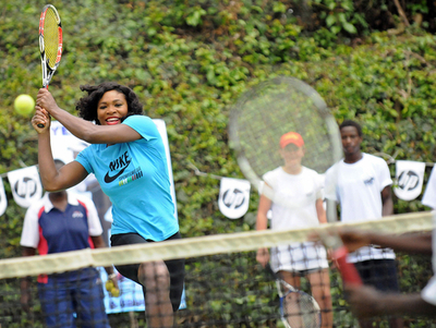 セリーナ・ウィリアムズさん、ケニアで子供たちとテニス