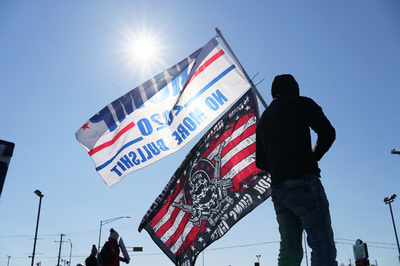 トランプ氏支持者、バイデン陣営の選挙バス妨害か FBIが捜査