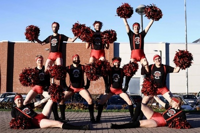 【今日の1枚】男性教諭も営業マンも はつらつチアリーディング ベルギー