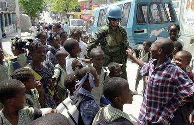 紛争で破壊された学校、平和維持部隊が修復 - ハイチ