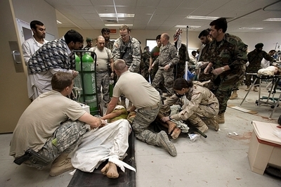 アフガニスタンで自爆攻撃、30人以上死亡