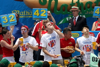 NYホットドック早食い競争、小林さん惜しくも2位に