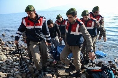 トルコ沖で移民船が転覆、子ども含む37人水死