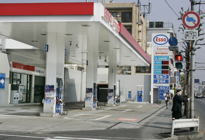 暫定税率復活でガソリン値上げ、GSは閑散