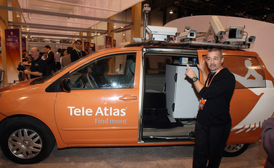 デジタル地図業界をリードする2社、ミニバンで世界を駆けめぐる