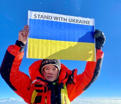 ウクライナ人登山家、エベレスト頂上で国旗掲げる