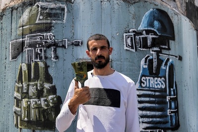 「グラフィティは抵抗の手段」 分離壁に絵描くパレスチナ人アーティスト