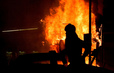 警官による男性射殺、ロンドン北部で暴動に 放火や略奪も