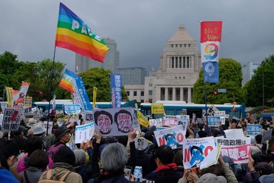 安倍首相の退陣求める大規模デモ、国会議事堂前で