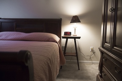 照明やテレビをつけたまま寝る女性は太りやすい可能性 米研究