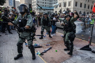 香港デモ、観光名所で衝突 10代参加者「遺書置いてきた」