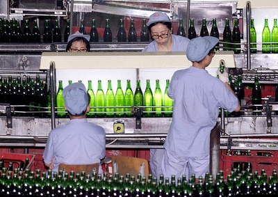 ビール原料に工場従業員が放尿か、動画拡散受け捜査開始 中国