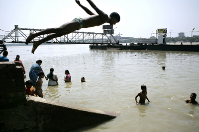 ガンジスダイブで暑気払い、インド