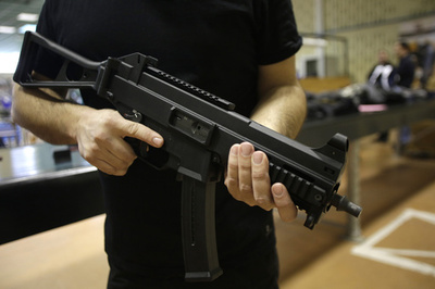 監視対象の過激派100人、合法的に銃保有 フランス