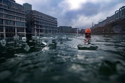 真冬の「氷中水泳」、パリ郊外